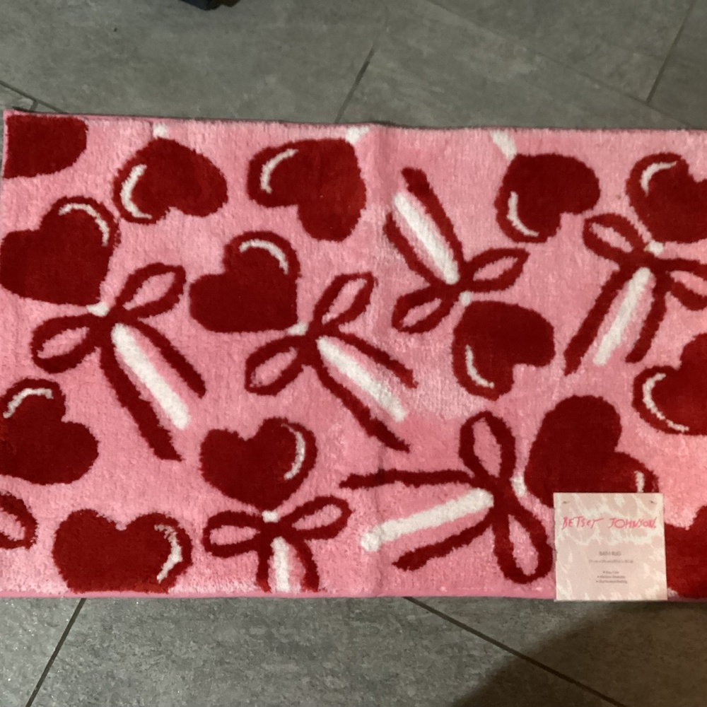 New Betsey Johnson Bathroom Rug- pink and red- hearts and bows